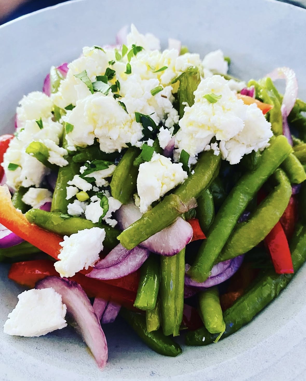 Bohnensalat mit Feta, Paprika und roten Zwiebeln