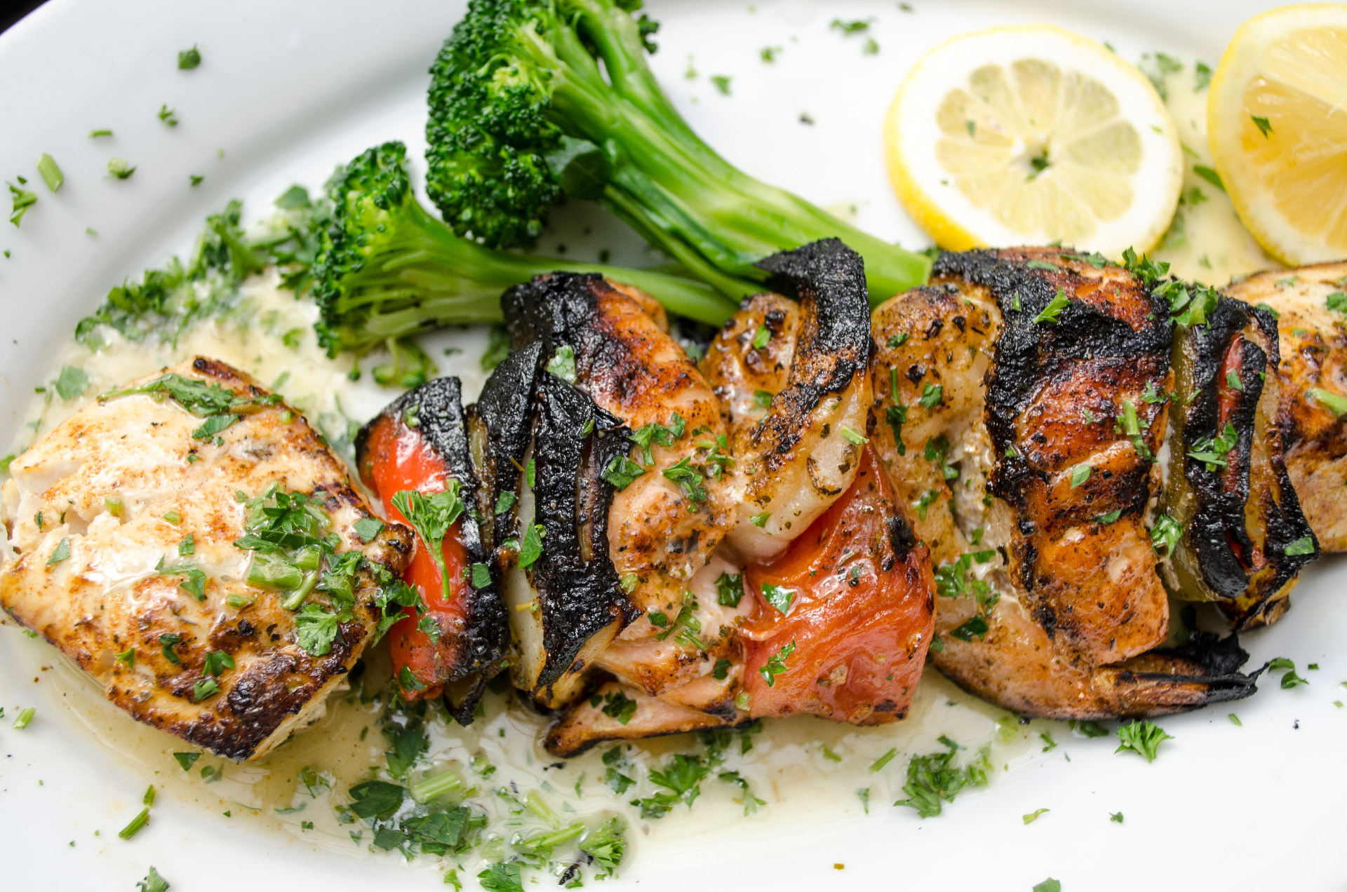 Gegrillte Hähnchen-Spieße mit Brokkoli und Zitrone